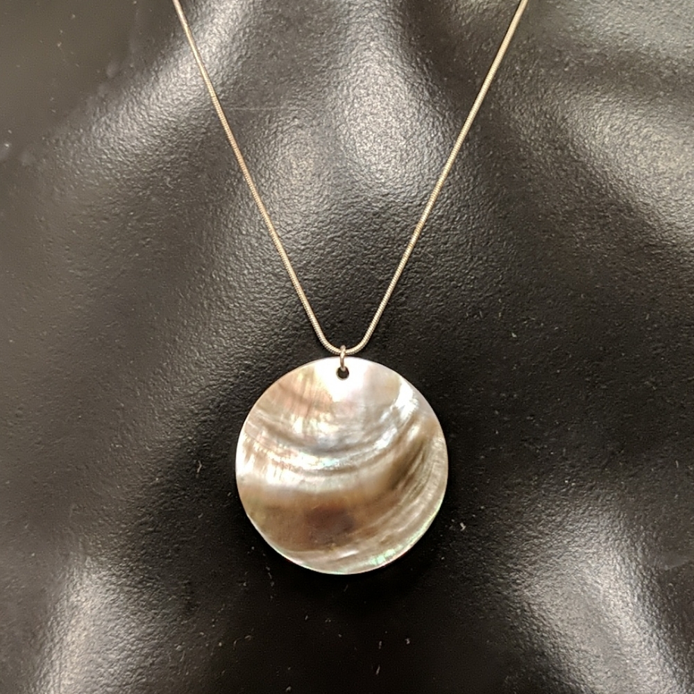 Iridescent shell pendant necklace - Picture 2 of 3
